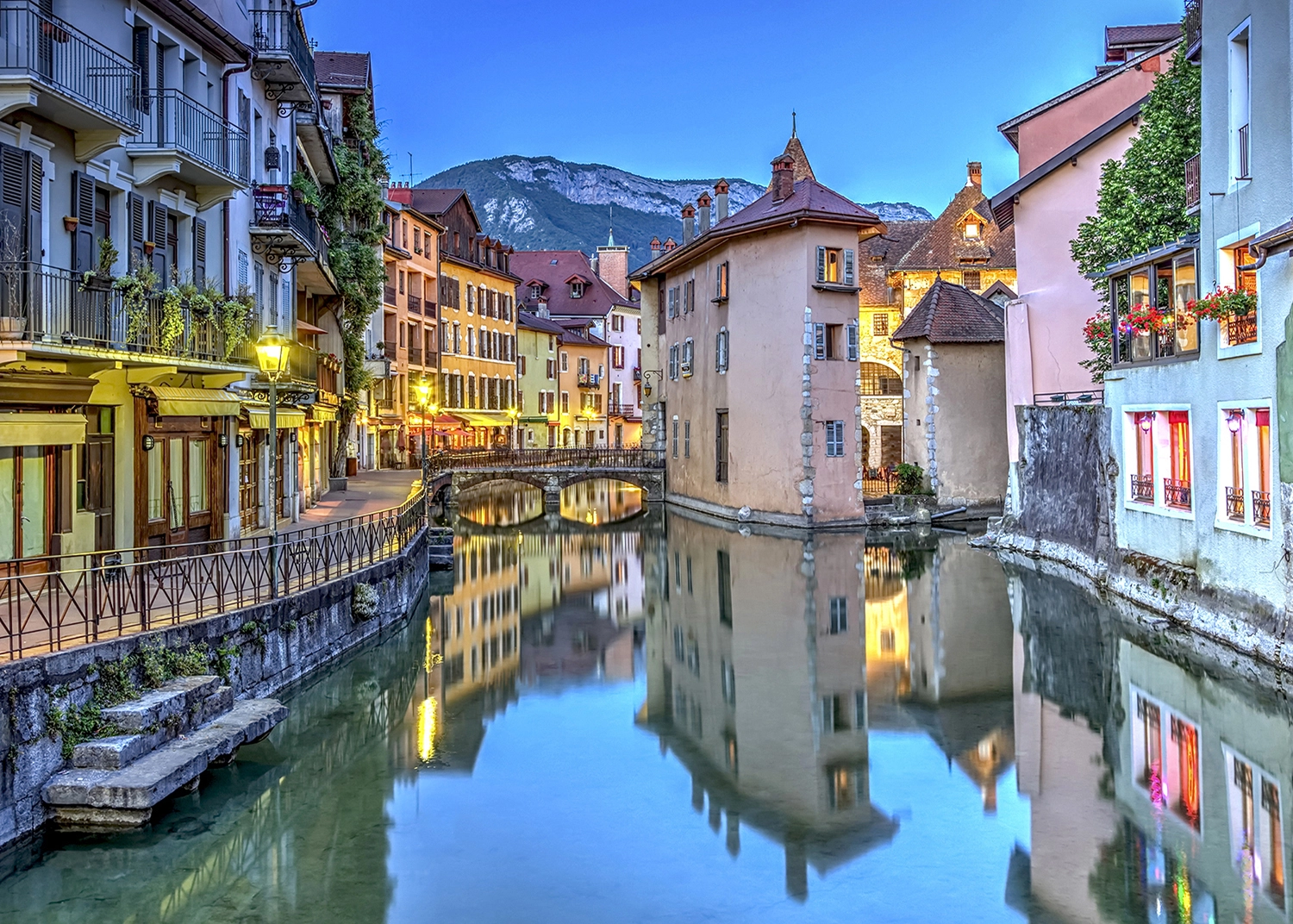 Fototapeta Kanály v Annecy | Vliesová fototapeta na zed' | 360 x 270 cm | FTNXXL 2438